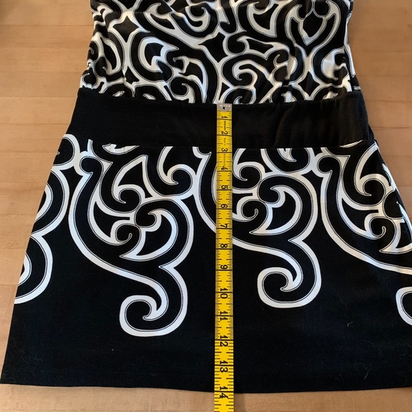 Fitted sleeveless dress with swirl pattern - Picture 7 of 7